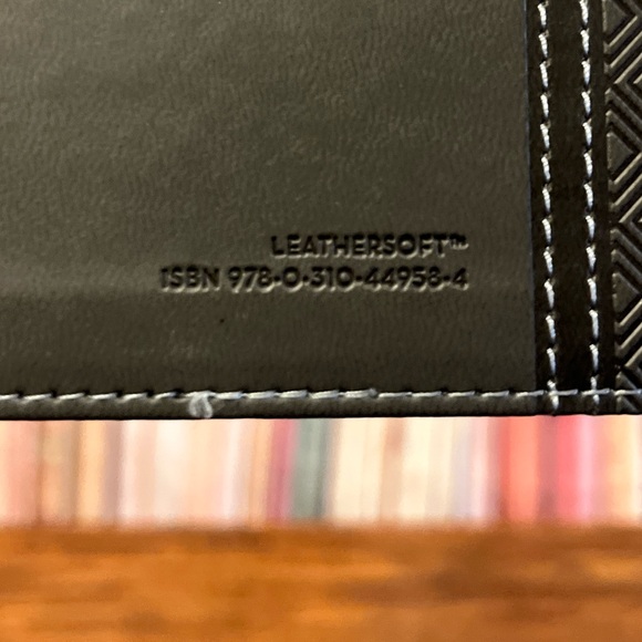 NIV, Thinline Reference Bible, Large Print, Leathersoft, Gray ISBN 9780310449584 - Picture 3 of 11